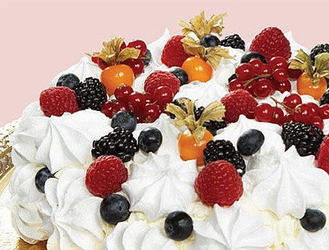 1. Этап. Торт Жак: 7. Вот такой красивый получился наш торт. Сметанные коржи, крем. безе и фрукты создают настоящую гармонию вкуса!