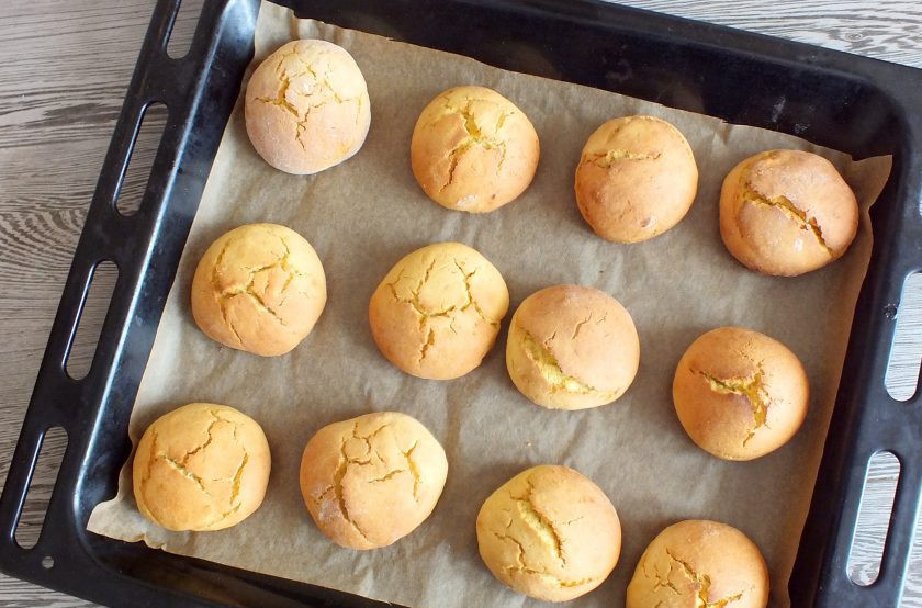 1. Этап. Пряники из тыквы: По окончании времени выпечки достаньте пряники из духовки. Сразу же покройте их сахарной глазурью.