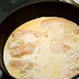 1. Этап. Курица в соусе Сен-Марселлен: 3. На сковороду вливаем сливки, приправим перцем и солью. Готовим под закрытой крышкой, на небольшом огне. Мясо раза два-три переворачиваем. Примерно минут через пять-семь мясо будет готово.