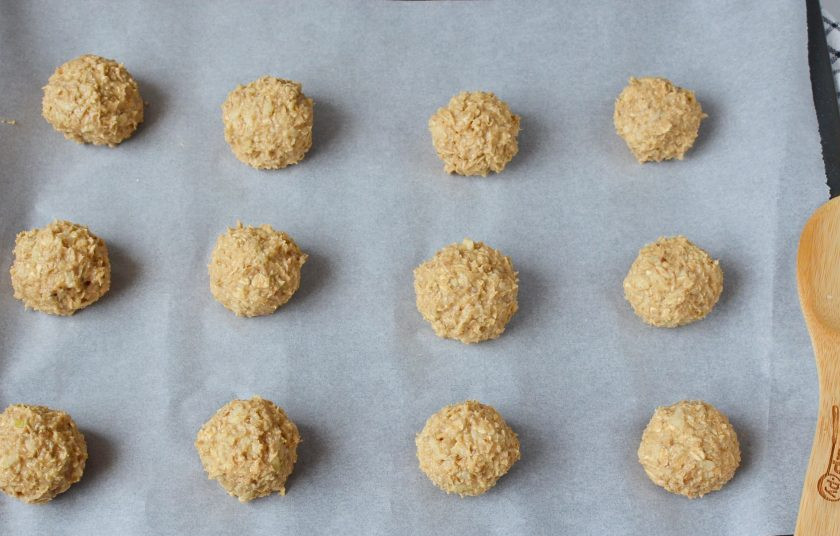 1. Этап. Овсяное печенье с яблоками без муки: Тесто липковатое, поэтому можно формовать печенье двумя ложками или влажными руками. Выкладывайте на расстоянии печенье.