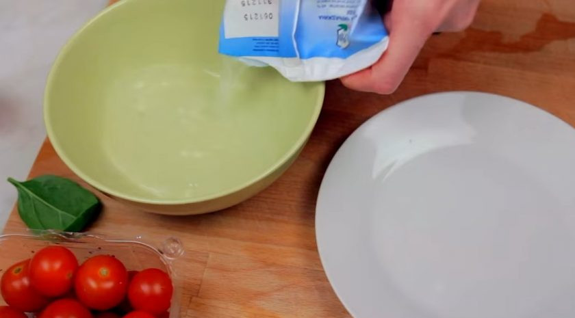 1. Этап. Канапе с черри и моцареллой: 1. В приготовлении этих канапе нет абсолютно ничего сложного. Для начала слейте жидкость с моцареллы и выложите ее на тарелку.