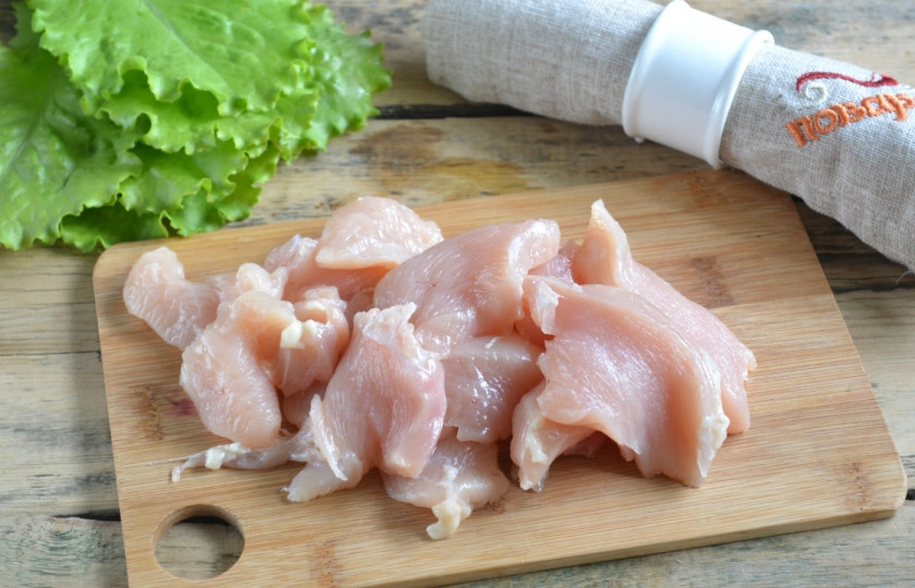1. Этап. Салат Цезарь с курицей и сухариками: 2. Куриное филе порежьте на небольшие по размеру пластины толщиной 5-6 мм. и обжарьте в небольшом количестве растительного масла до золотистой корочки. Идеально, если вы будете жарить их на гриле.