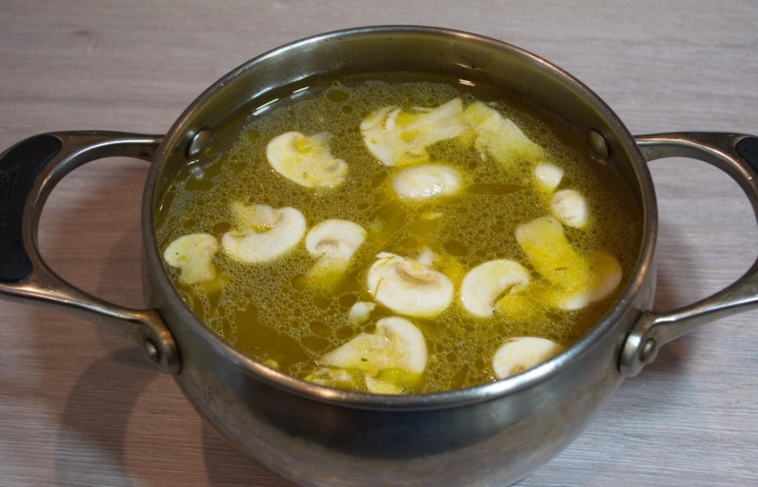 1. Этап. Куриный суп с лапшой в азиатском стиле: Залейте все бульоном. Варите 15 минут на среднем огне до готовности. Приправьте специями по вкусу. Азиатская кухня очень острая. Любители остренького могут разойтись и поэкспериментировать.