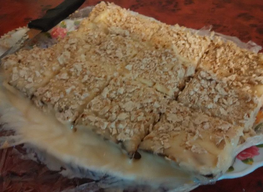 1. Этап. Наполеон из мацы: Подавайте тортик к столу, нарезав кусочками.