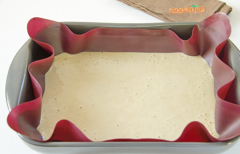 1. Этап. Кофейное пирожное: Форму застелите пергаментом (у меня силиконовый коврик) и вылейте тесто.