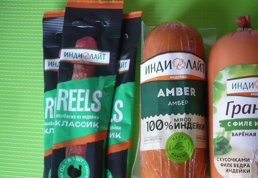 1. Этап. А-ля пицца с колбасой Индилайт: Для горячих бутербродов я использовала три вида колбасы ТМ 