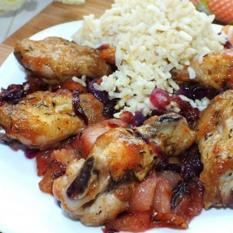 Крылышки в минералке на луковой подушке