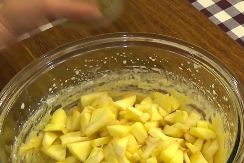 1. Этап. Яблочный пирог Адам и Ева: 3. Добавьте замоченные сухофрукты к тесту и перемешайте. Добавьте очищенные мелко нарезанные яблоки и рубленые орехи, хорошо размешайте.