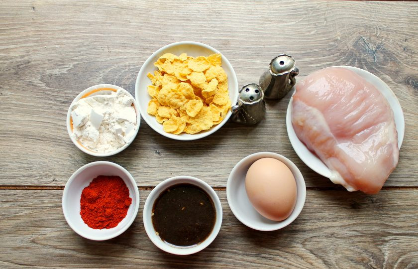 1. Этап. Куриные нагетсы в кукурузной панировке в духовке: Подготовьте все необходимые ингредиенты для приготовления куриных нагетсов в кукурузной панировке.