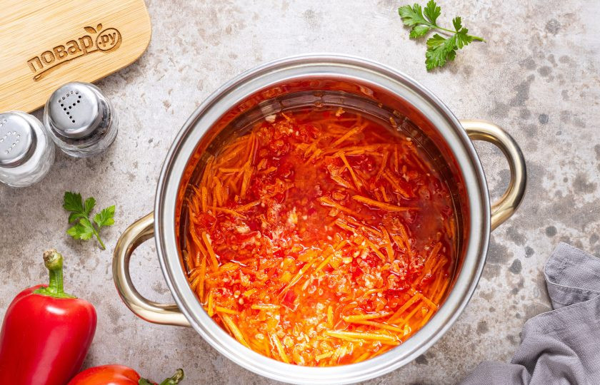1. Этап. Помидоры в овощной заливке: Вскипятите воду для заливки, добавьте туда измельченные овощи и тертую морковь.