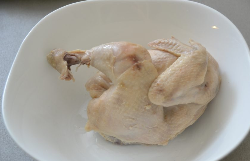 1. Этап. Суп с лапшой по-татарски: Извлеките из бульона полностью сварившуюся курицу, удалите лук, при необходимости процедите бульон, посолите его.