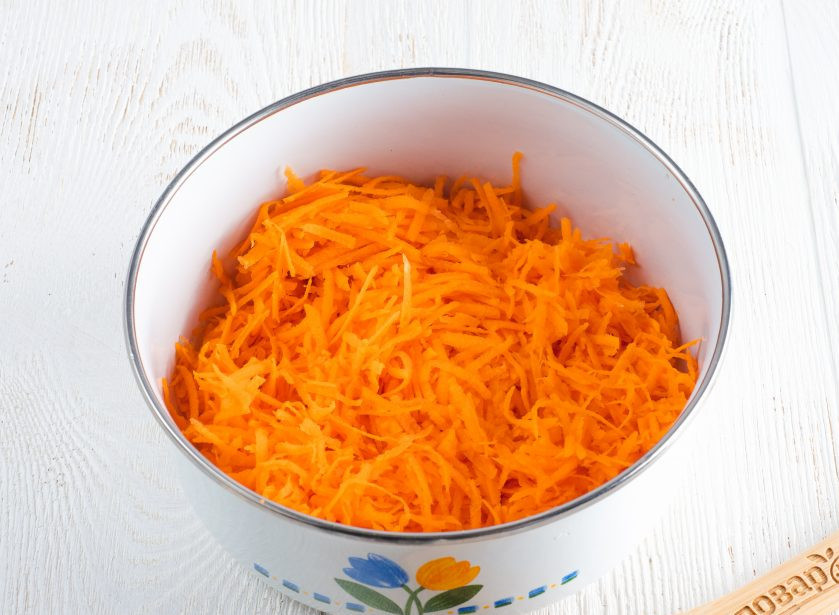 1. Этап. Салат с крабовыми палочками и морковью: Все ингредиенты салата нужно натереть на мелкой терке. Сначала натрите очищенную морковь.