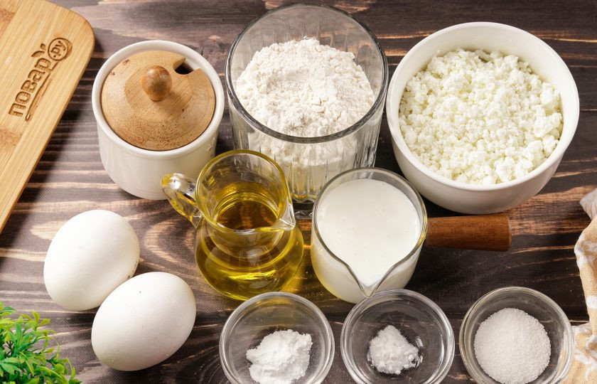 1. Этап. Заливной пирог на кефире с творогом: Подготовьте все ингредиенты по списку.