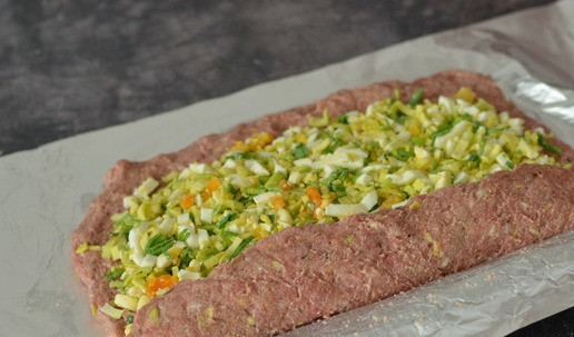 1. Этап. Рулет из утиного фарша с яйцом: Помогая себе краем фольги, аккуратно сверните рулет.