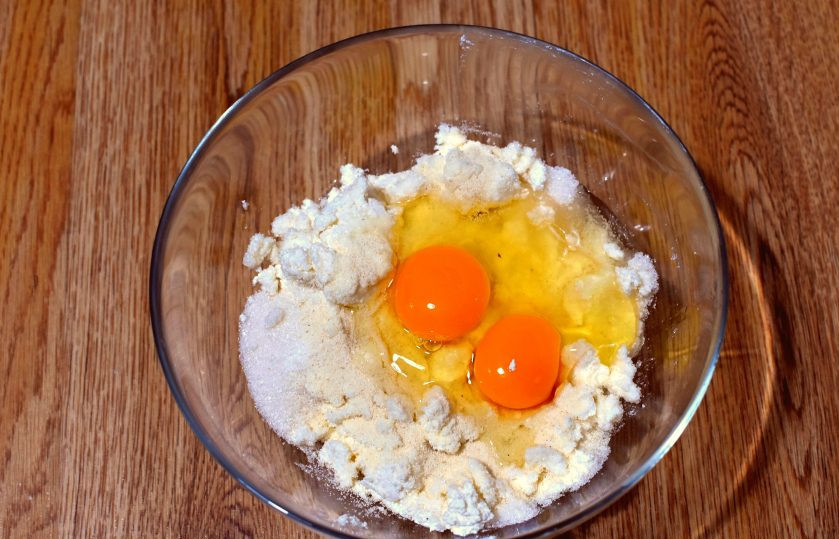 1. Этап. Насыпной пирог с творогом и яблоками: Творог хорошо смешайте с половиной нормы сахара, яйцами и ванилином. Добавьте манку, еще раз перемешайте и дайте постоять 20 минут.