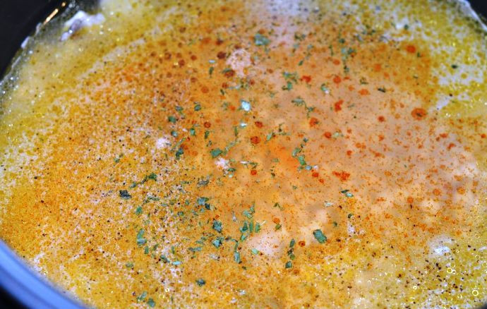 1. Этап. Горох с мясом в мультиварке: Затем добавьте горох, соль и специи по вкусу и залейте водой на палец выше уровня гороха.