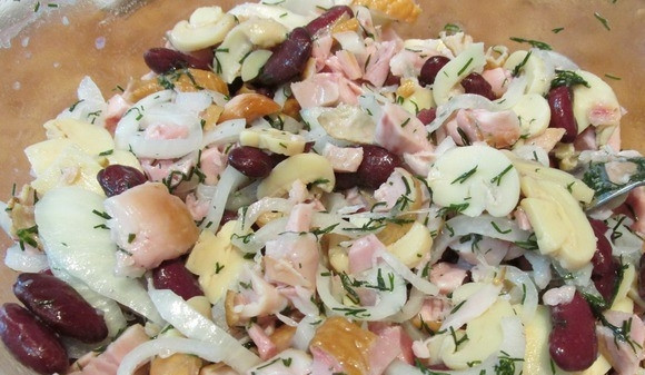 1. Этап. Салат из курицы с фасолью: Все ингредиенты переложите в миску. Вымойте и нарежьте зелень, добавьте ее в салат. Заправьте салатик майонезом, разложите его по порционным тарелкам.