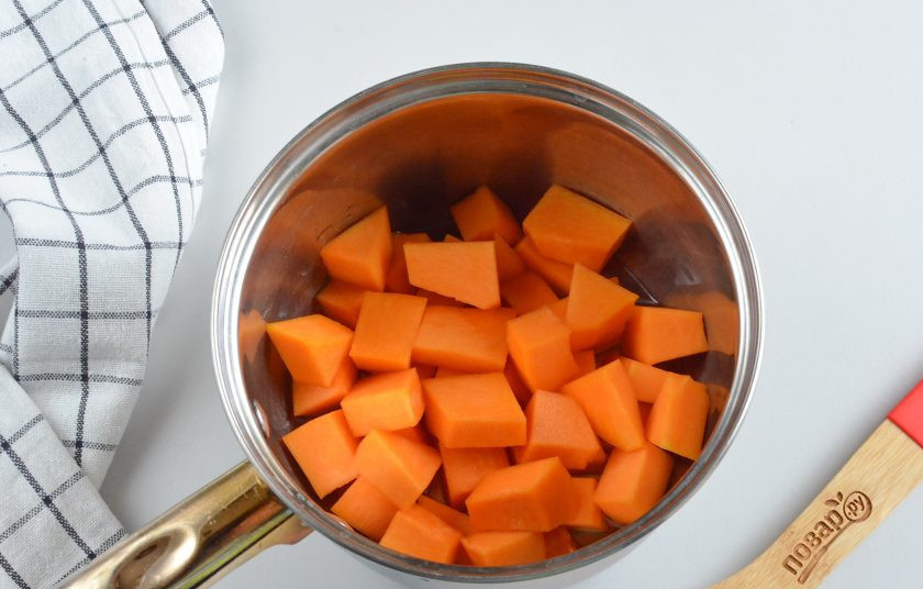 1. Этап. Блины с тыквой: Очистите тыкву от кожуры и внутреннего волокнистого края с семенами. Плотную часть взвесьте, для рецепта нужно 400 грамм, порежьте небольшими кусочками. Выложите в кастрюльку или сотейник, добавьте 50 мл. воды и варите 20 минут.