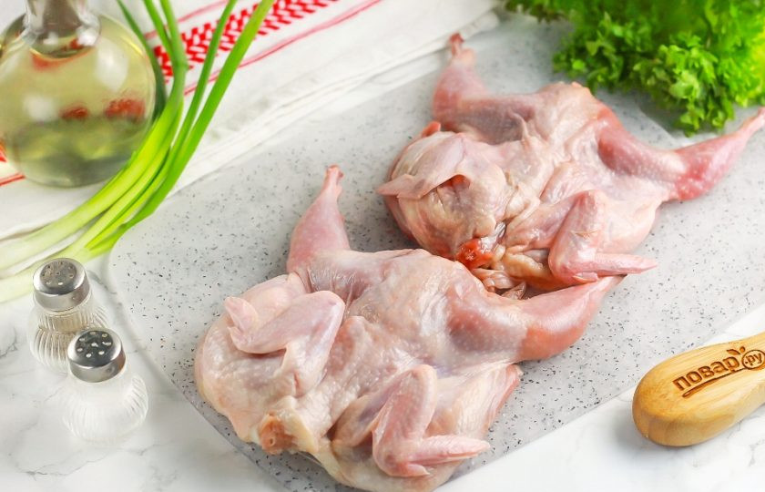 1. Этап. Перепелки в аэрогриле: Разрежьте их по грудке и раскройте каждую тушку как книжку. На одной стороне останется грудки останется чуть больше филе — это нормально.