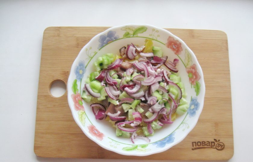 1. Этап. Салат Ерундопель: Красный салатный лук очистите и нарежьте произвольно.