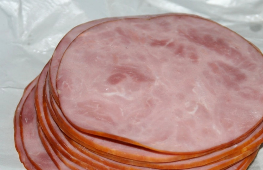 1. Этап. Рулетики с ветчиной: 1. Итак, приготовим рулетики с ветчиной и начинкой по классическому рецепту. Приобретая в супермаркете ветчину, попросите ее тонко нарезать, это облегчит вам задачу закручивания рулетиков.