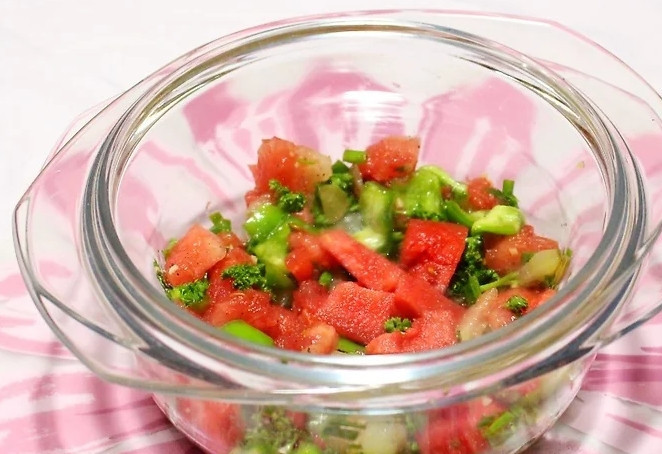 1. Этап. Арбузная сальса: 4. Аккуратно перемешайте все.