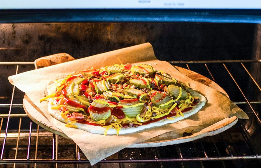 1. Этап. Начинка для пиццы с фаршем: 9. Выпекайте пиццу в разогретом до 180 градусов духовом шкафу 10 минут.