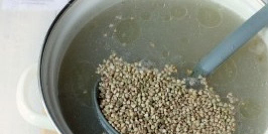 1. Этап. Суп из куриных желудков: Гречневую крупу промойте и положите в суп. Доведите суп до кипения и варите до готовности картофеля и гречки.