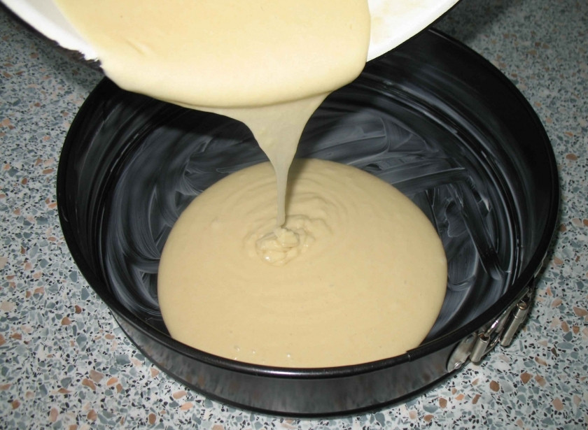 1. Этап. Торт постный: 4. Тесто разделяем на две части. Включаем духовку, температура 180 градусов, время около 30 минут. Выпекаем два коржа.