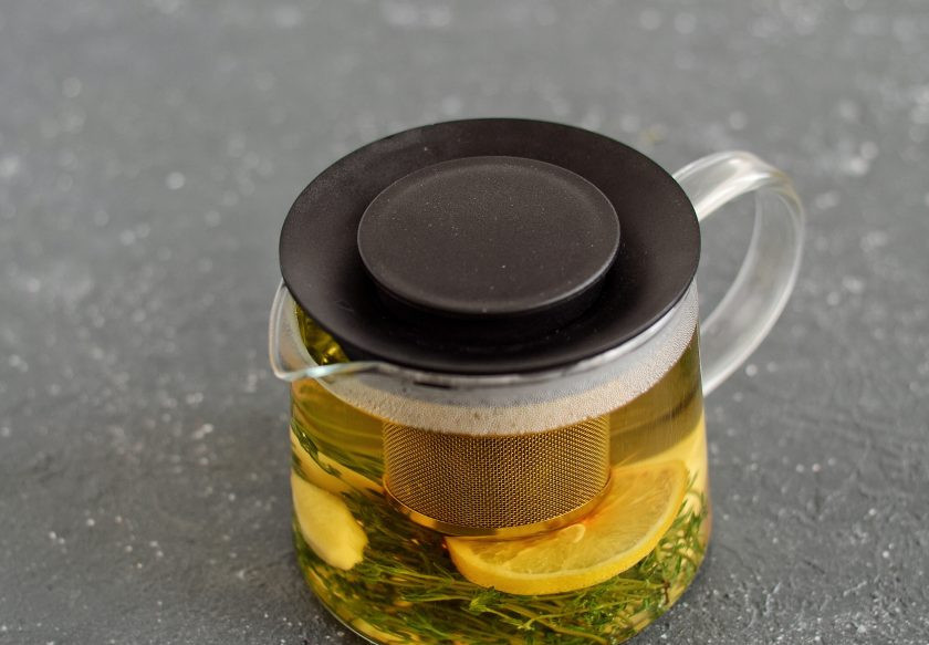 1. Этап. Чай с тимьяном: Добавьте чай в ситечко и полностью залейте чайник кипятком. Оставьте на 3-5 минут.