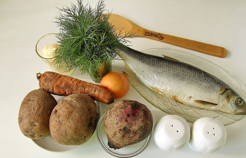 1. Этап. Салат Несвижский: Подготовьте все ингредиенты. Все овощи заранее отварите до готовности и остудите.