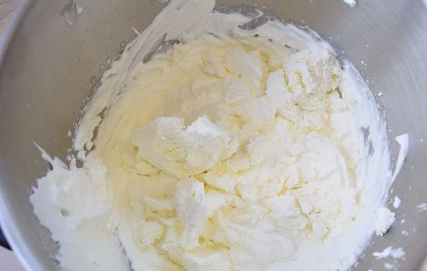 1. Этап. Бисквитный торт с крем-чизом: К большей части крема подмешайте сливочный творожный сыр.
