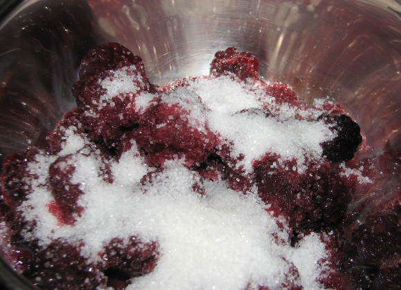 1. Этап. Слоеное ежевичное желе с йогуртом: Ежевику смешайте с сахаром и проварите 4-5 минут.