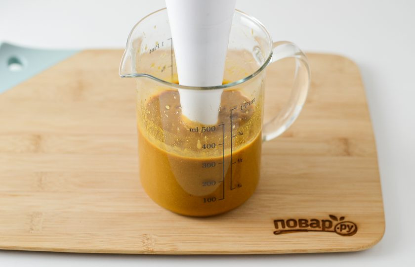 1. Этап. Тыквенный раф: Влейте кофе, взбейте блендером до однородной консистенции.