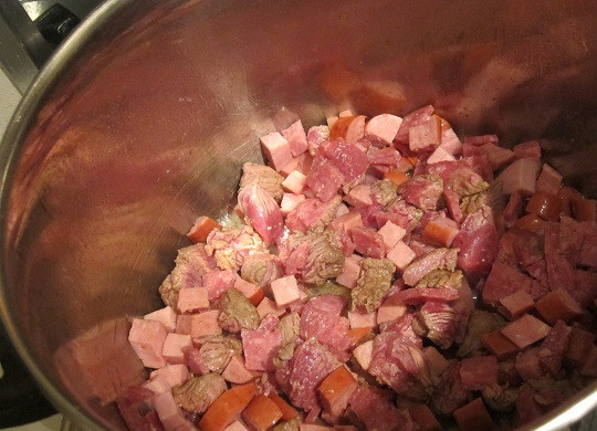 1. Этап. Солянка колбасная: 1. Для начала необходимо нарезать все мясные деликатесы небольшими кубиками. Выложите их на дно кастрюли и поставьте на плиту. Обжарьте на среднем огне, помешивая периодически. В зависимости от того, какие продукты вы используете в рецепте приготовления солянки колбасной, вы можете обжаривать их по очереди.