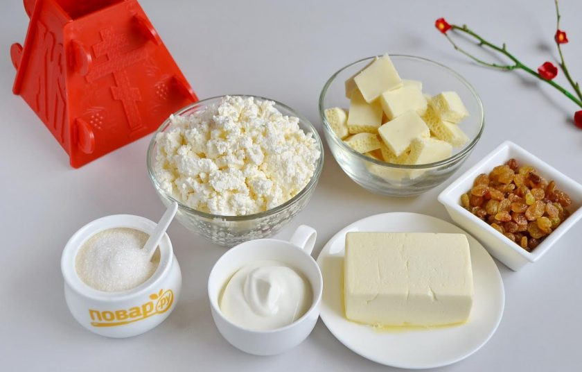 1. Этап. Пасха с белым шоколадом: Подготовьте продукты, сливочное масло достаньте заранее из холодильника, оно должно быть комнатной температуры. Взбейте сливки, понадобится все 2-3 ст.л. Приступим!