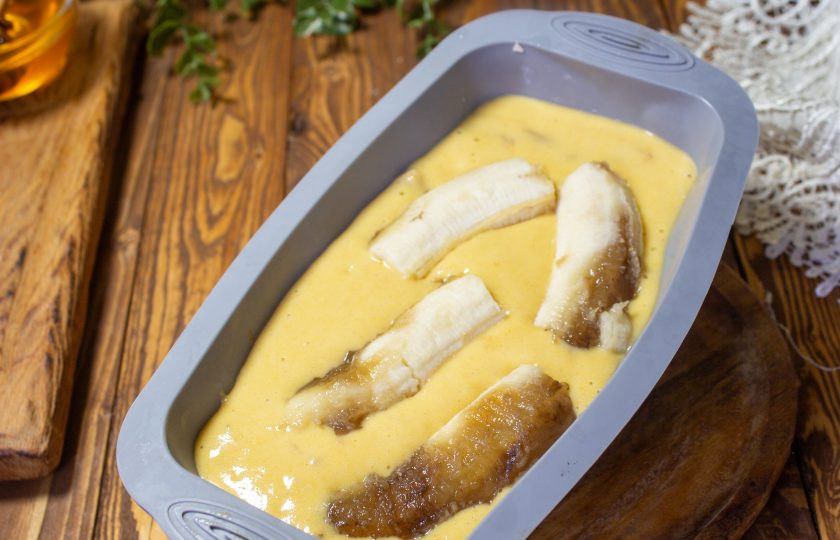 1. Этап. Пирог с бананом на кукурузной муке: Один банан очистите и разрежьте вдоль на 2 части и еще раз пополам. Выложите на тесто. Выпекайте пирог в разогретой духовке до 180 градусов 40-45 минут.