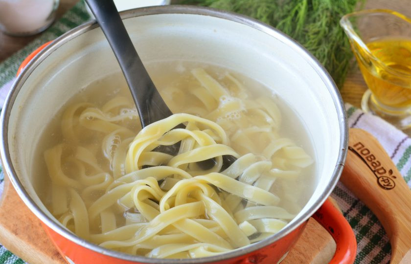 1. Этап. Фетучини с кабачками: Фетучини готовы, слейте воду с них.