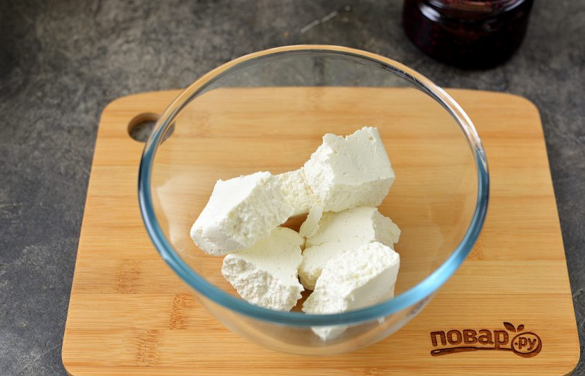 1. Этап. Творожок Нежный: Переложите творог в глубокую рабочую миску.