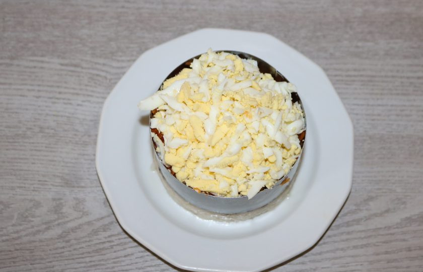 1. Этап. Салат из риса и шпрот: 5 слой - яйца натёртые на крупной тёрке.