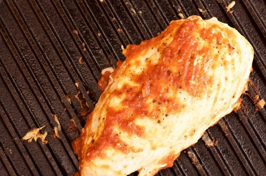 1. Этап. Курица на гриле с овощами и соусом барбекю: 6. По желанию можно смазать соусом немного курочку. Отправьте на гриль и жарьте с двух сторон до румяной корочки.