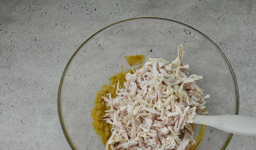 1. Этап. Коронационная индейка: Добавьте соус к измельченной индейке и перемешайте.