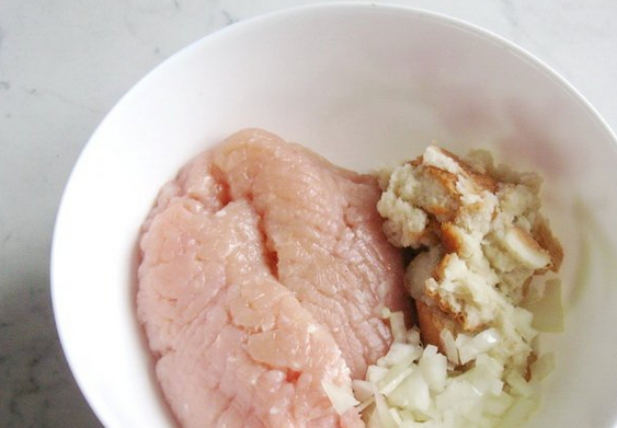 1. Этап. Тефтели из куриной грудки: В глубокую тарелку кладем куриный фарш, вымоченный и отжатый белый батон, а также измельченный лук. Перемешиваем ингредиенты с помощью блендера.