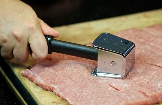 1. Этап. Рулет с сюрпризом: 4. Слегка отбейте мясо молоточком.