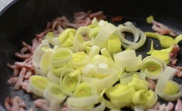 1. Этап. Густой гороховый суп: На масле обжарьте лук и мелко нарезанный бекон.