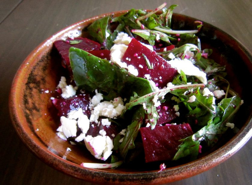 1. Этап. Салат с запеченной свеклой и сыром: Сложите все ингредиенты в миску, залейте заправкой и немного перемешайте, сверху покрошите сыр. Приятного аппетита!