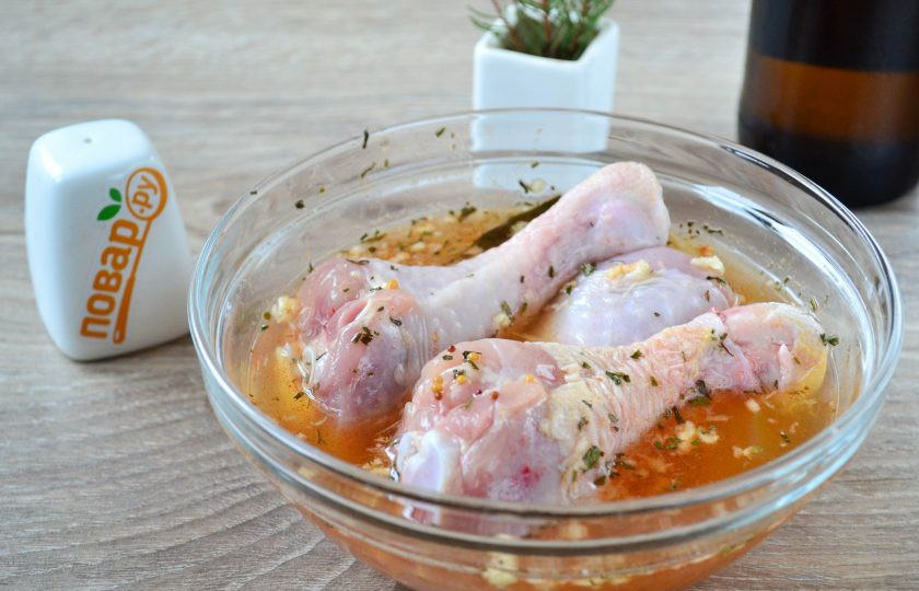 1. Этап. Маринад для курицы из пива: Теперь положите в маринад куриные голени, которые необходимо предварительно промыть и обсушить. Сверху затяните миску пищевой пленкой и отправьте в холодильник минимум на 3 часа. Конечно же, лучше оставить голени мариноваться на всю ночь, тогда их вкус будет более ярким и выраженным.