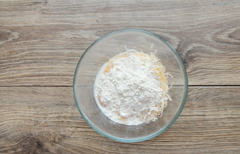 1. Этап. Судак в сырном суфле: Все посолите, поперчите и добавьте муку, перемешайте.