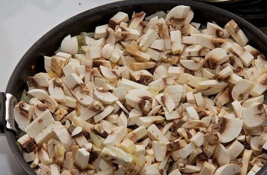 1. Этап. Рулетики мясные с разной начинкой: 3. Добавьте грибы на сковороду. Жарьте на среднем огне до готовности, посолив и поперчив по вкусу.