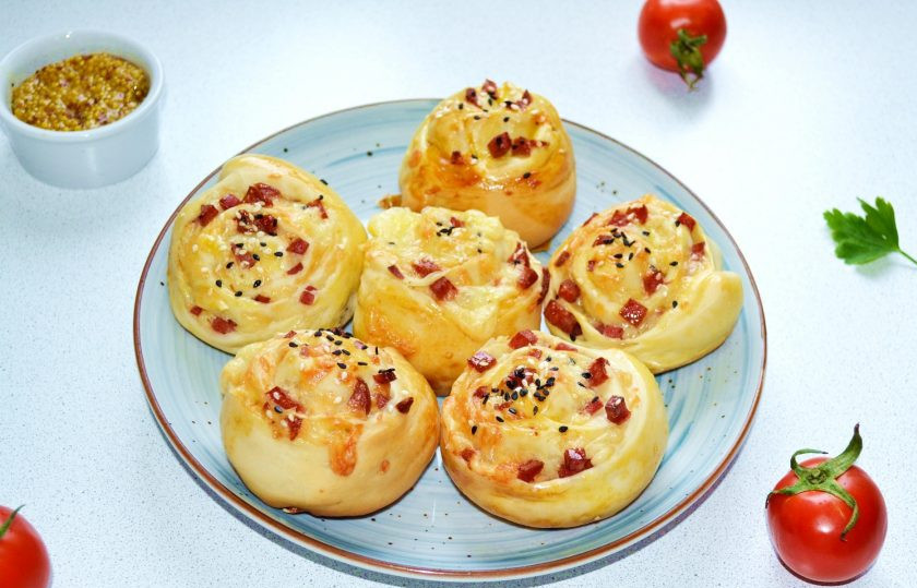 1. Этап. Булочки с колбасой и сыром в духовке: Немного остудите и подавайте к столу. Приятного аппетита!